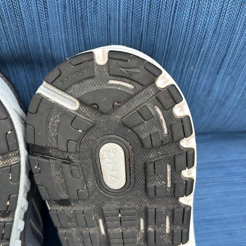 Brooks Addiction Men’s Size 9 medium width (D) - Picture 8 of 8